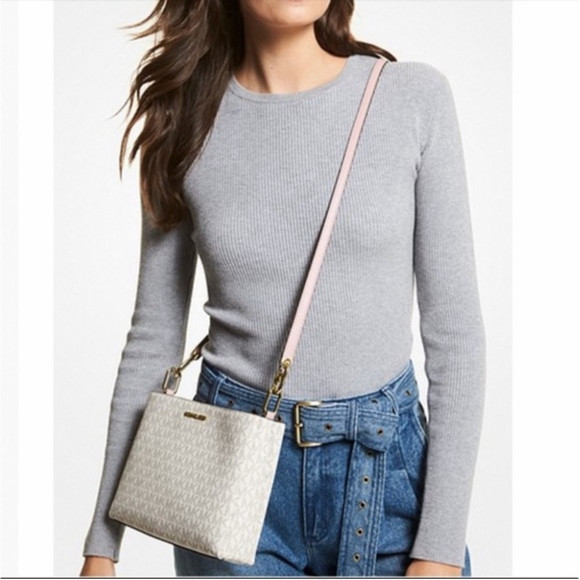 New Michael Kors Trisha Medium Logo
Crossbody Bag - Picture 2 of 15